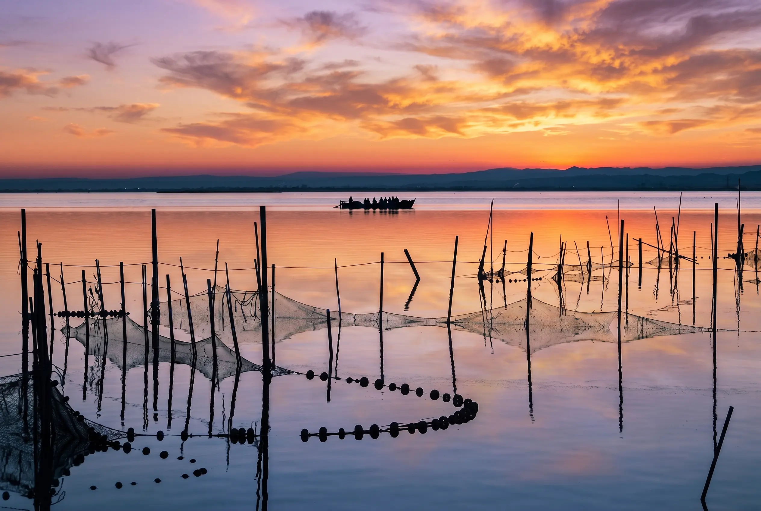 Atardecer en la Albufera de Valencia con barca tradicional